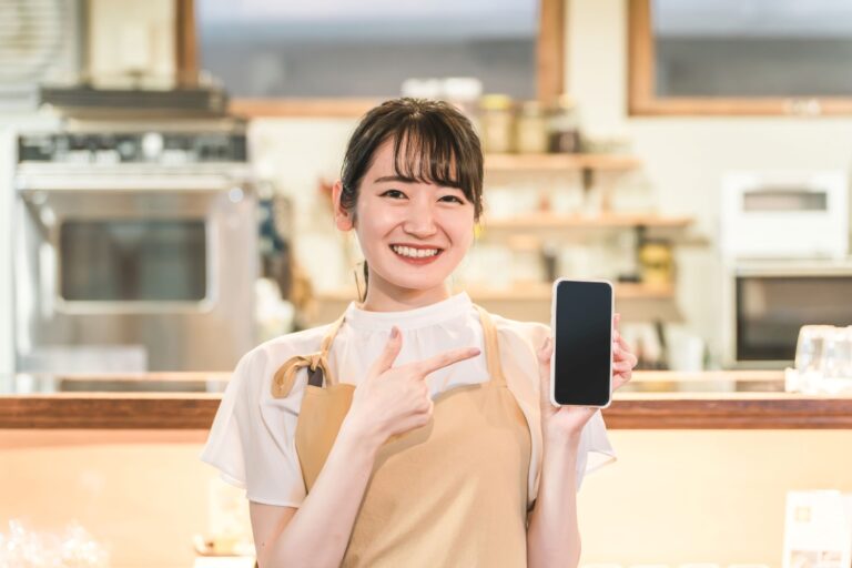カフェ・レストラン・飲食店で働くウェイトレス・ホールスタッフをする女性
